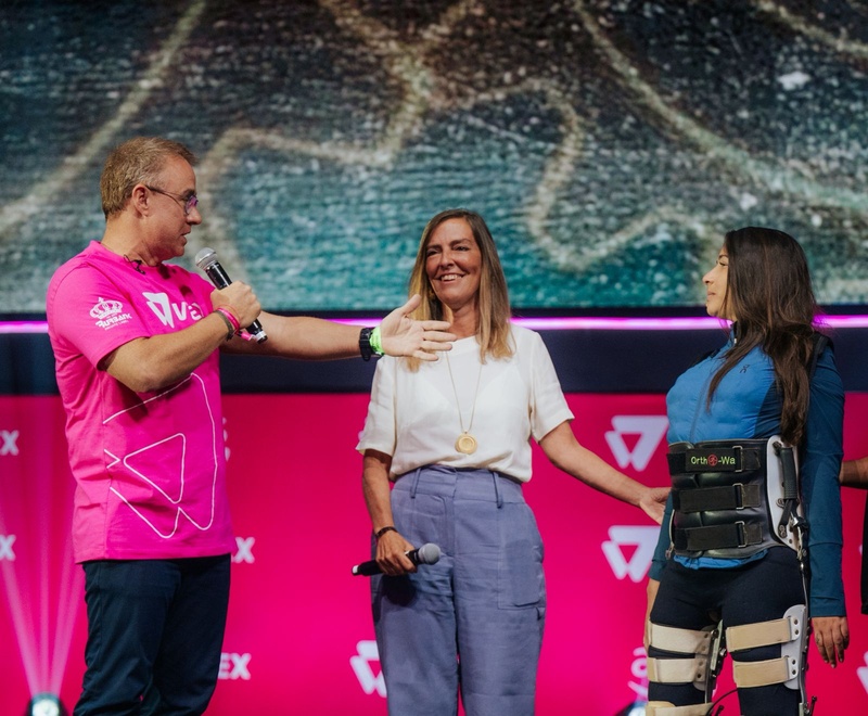 Laís Souza emociona ao surgir em pé e homenagear cientista brasileira Tatiana Sampaio, premiada por avanço em lesões medulares